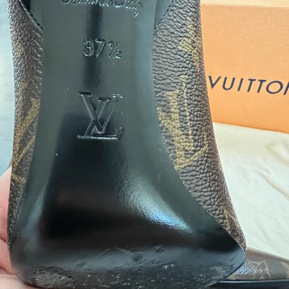 Authentic Louis Vuitton Cherie Pumps - Picture 5 of 6